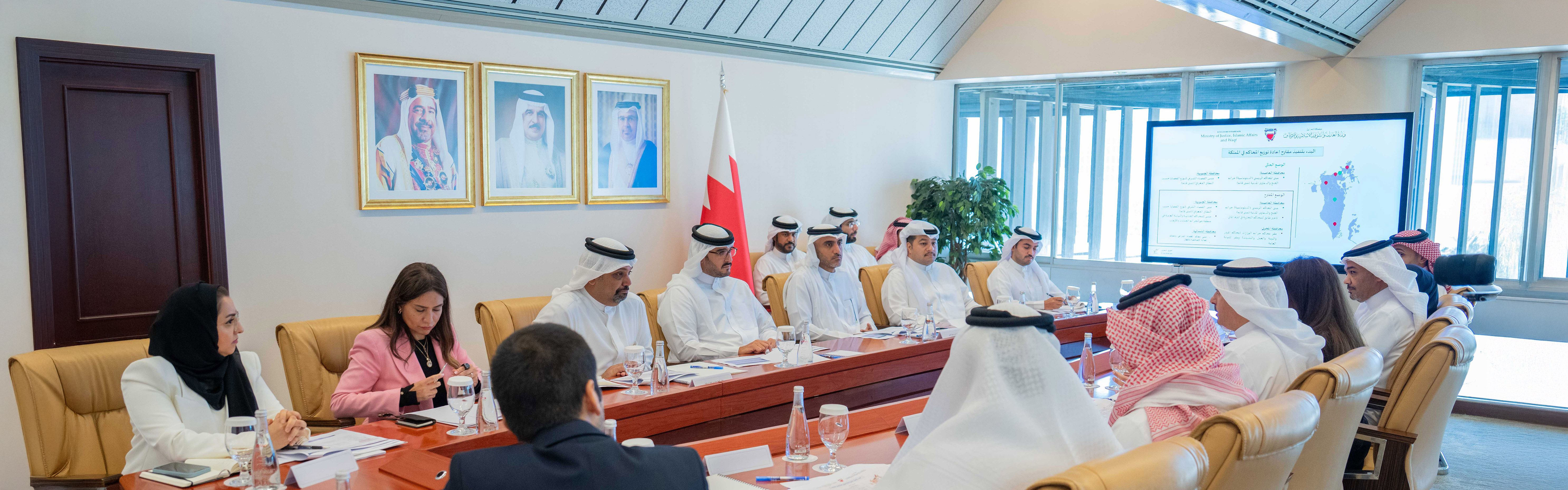 سمو الشيخ عيسى بن سلمان بن حمد يزور وزارة العدل والشؤون الإسلامية والأوقاف ووزارة الإسكان والتخطيط العمراني